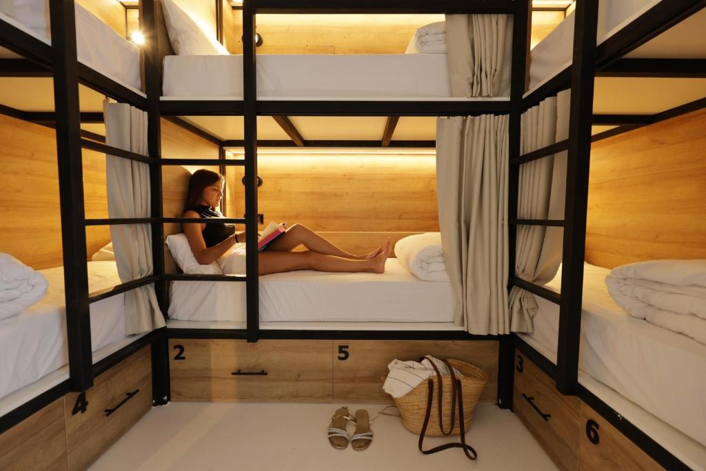BLACK AND WHITE Hostel Palamos