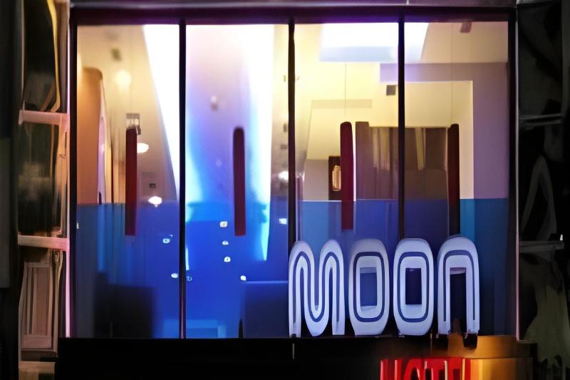 Hotel Moon